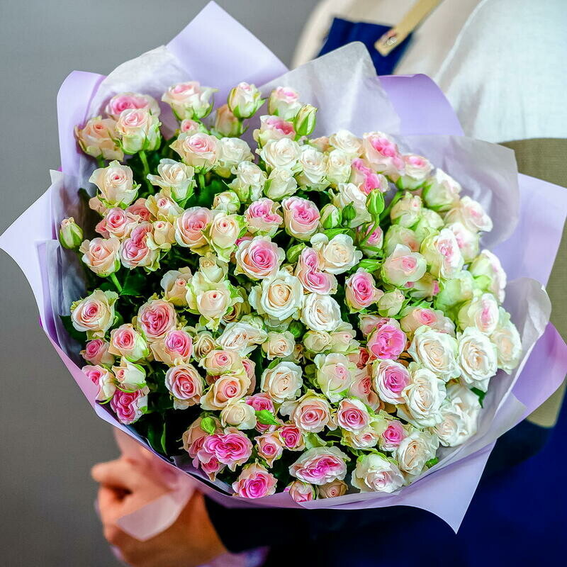 Buket nezhnih kustovih roz v oformlenii 1673, 21 kustovaya roza