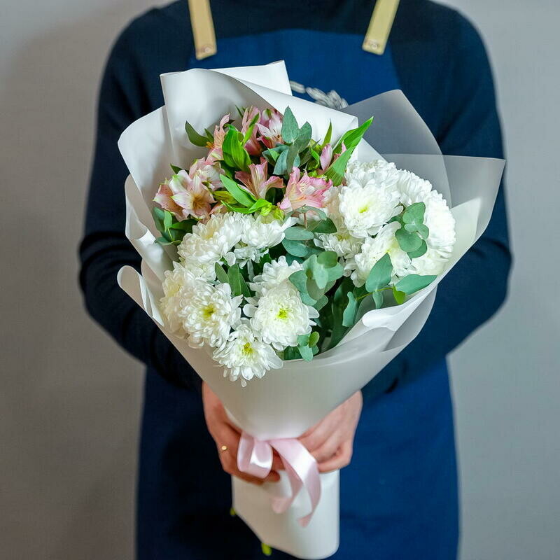 Nezhnij buket kustovaya hrizantema, rozovaya al_stromeriya i evkalipt 1681, standart