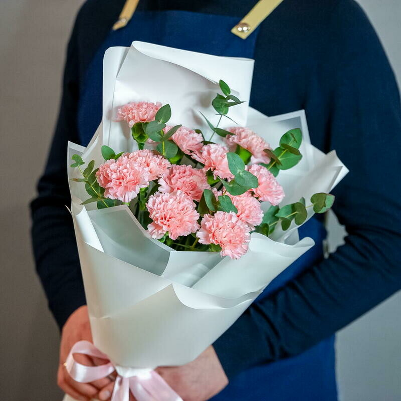 Buket rozovih diantusov s evkaliptom v oformlenii 1675, standart