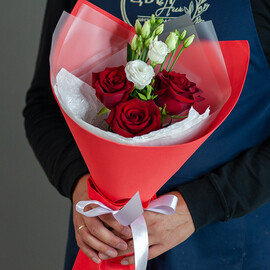 Сборный мини букет с розами и лизиантусом в красном оформлении