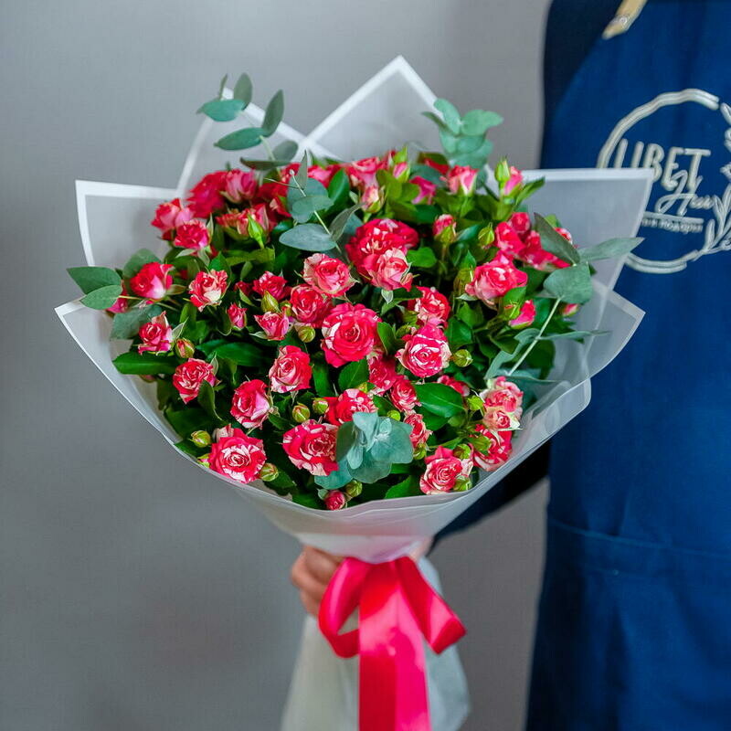 Buket yarkih kustovih roz v svetlom oformlenii 1679, standart