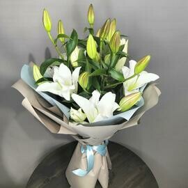 Buket iz 3 lilij v upakovke 1072