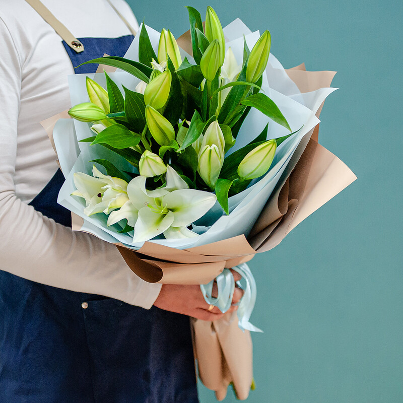 Bouquet of 3 lilies in a package 1072, 3 belih lilii