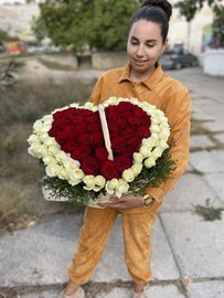 Корзина сердце 101 роза красно-белая