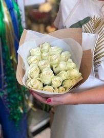 15 белых роз