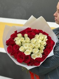 Букет 51 роза "Сердцем"