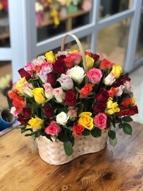 101 роза в корзине микс