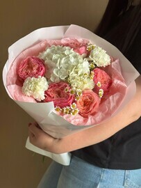 Букет с гортензией и розами