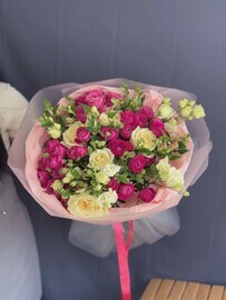 Букет из роз и эустомы