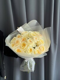 Белые пионовидными розы