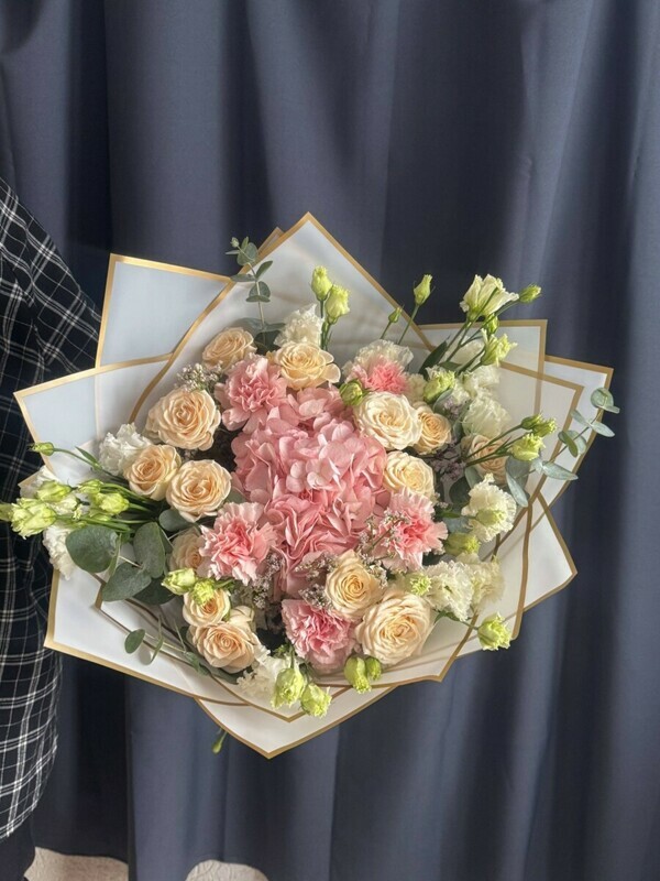 Нежный букет с гортензией , стандартный