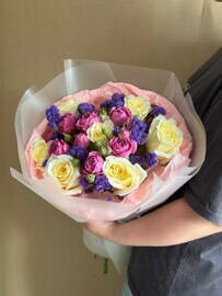 Яркий букет со статицей