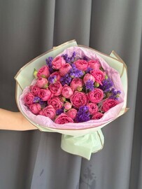 Buket iz roz i statitci