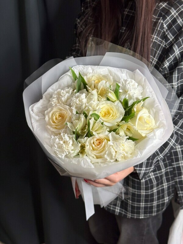 Букет в белых цветах , стандартный
