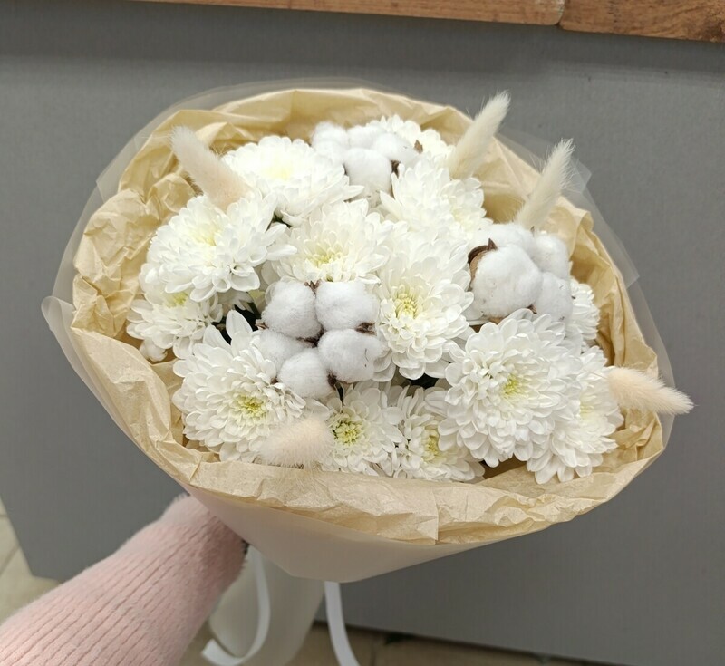Букет из белых хризантем с хлопком, стандартный