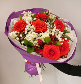 Buket s rozami, al_stromeriej i eustomoj