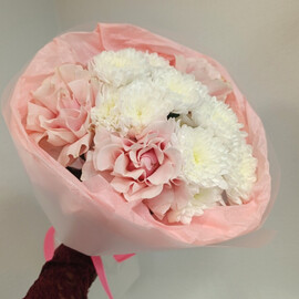 Buket s kustovoj hrizantemoj i frantcuzskoj rozoj